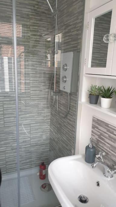 Near Liverpool Double Bedroom Hideaway 위럴 외부 사진