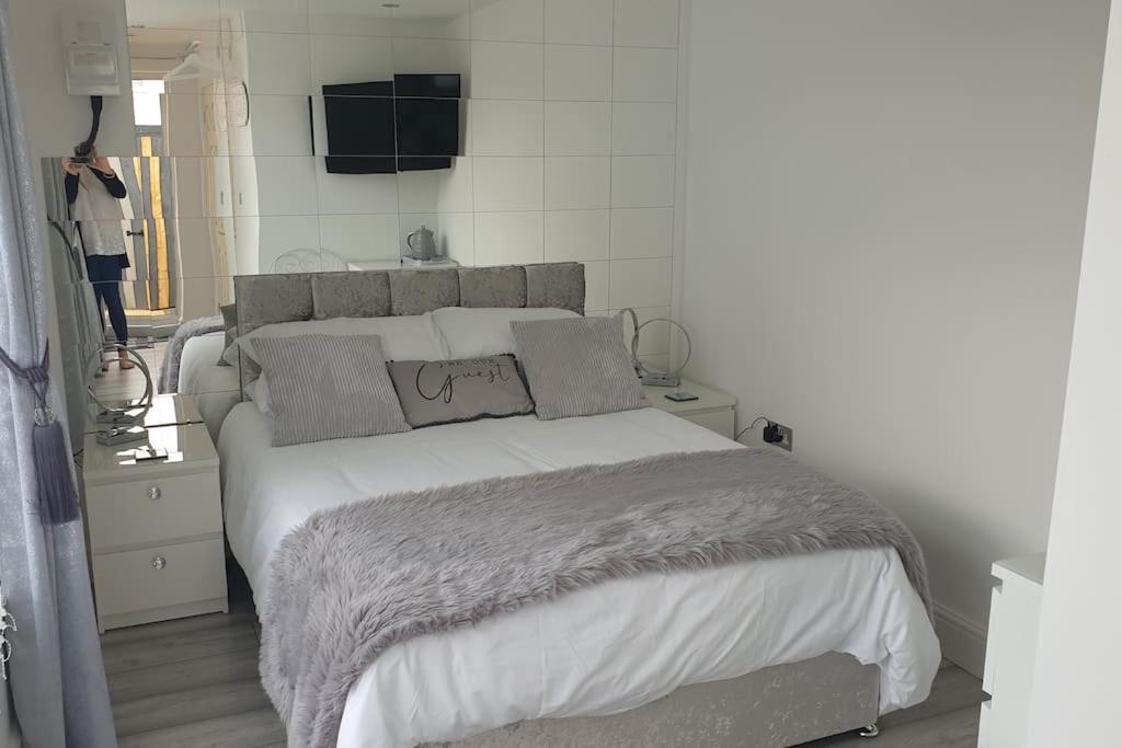 Near Liverpool Double Bedroom Hideaway 위럴 외부 사진