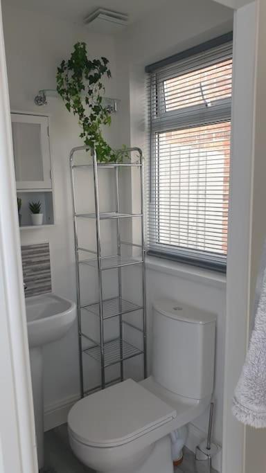 Near Liverpool Double Bedroom Hideaway 위럴 외부 사진