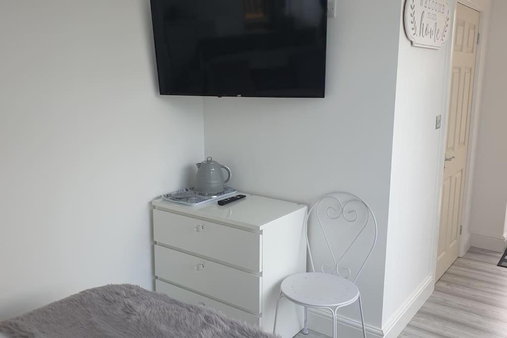 Near Liverpool Double Bedroom Hideaway 위럴 외부 사진